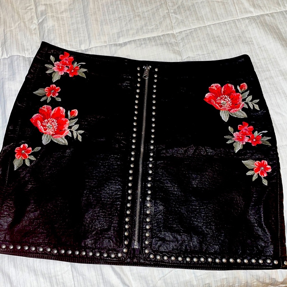 Vegan leather embroidered mini skirt! 🌹